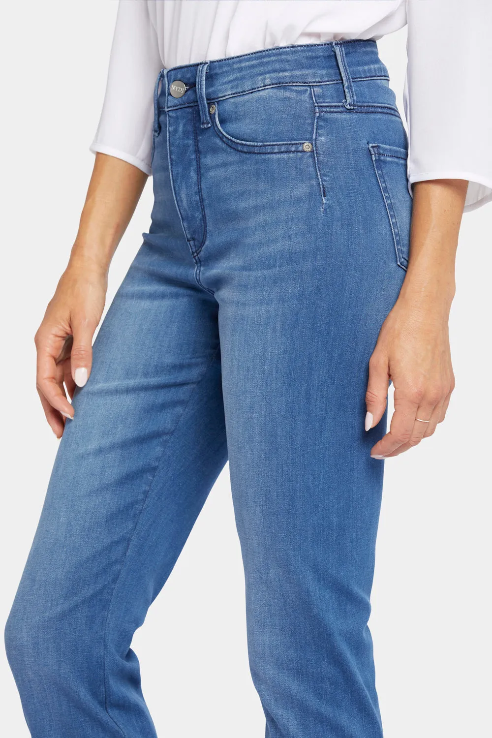 Le Silhouette Slim Bootcut Jeans In Petite - Amour